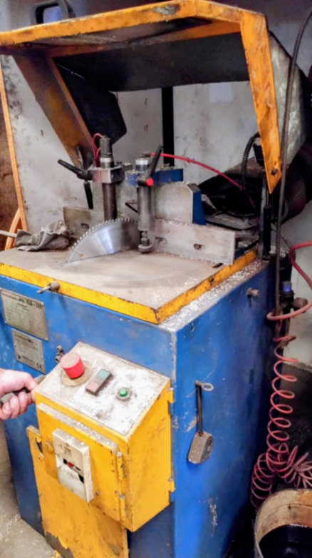 máquina de corte de aluminio