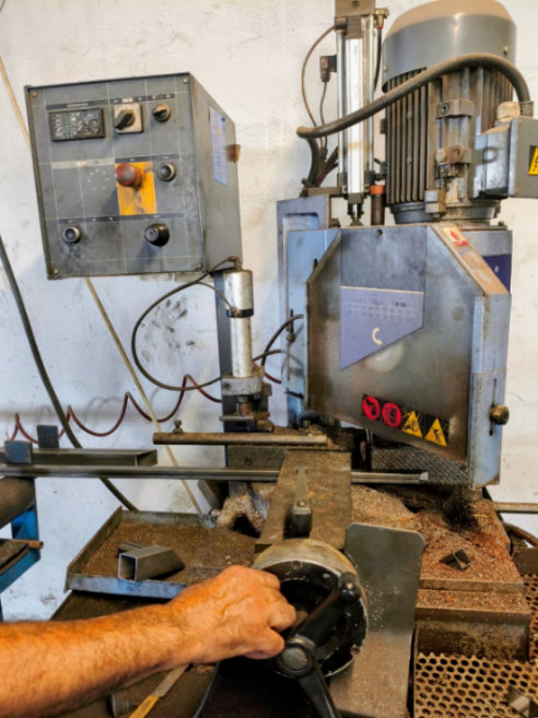 máquina de corte automático de metales