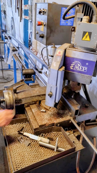 máquina de corte automático de metales